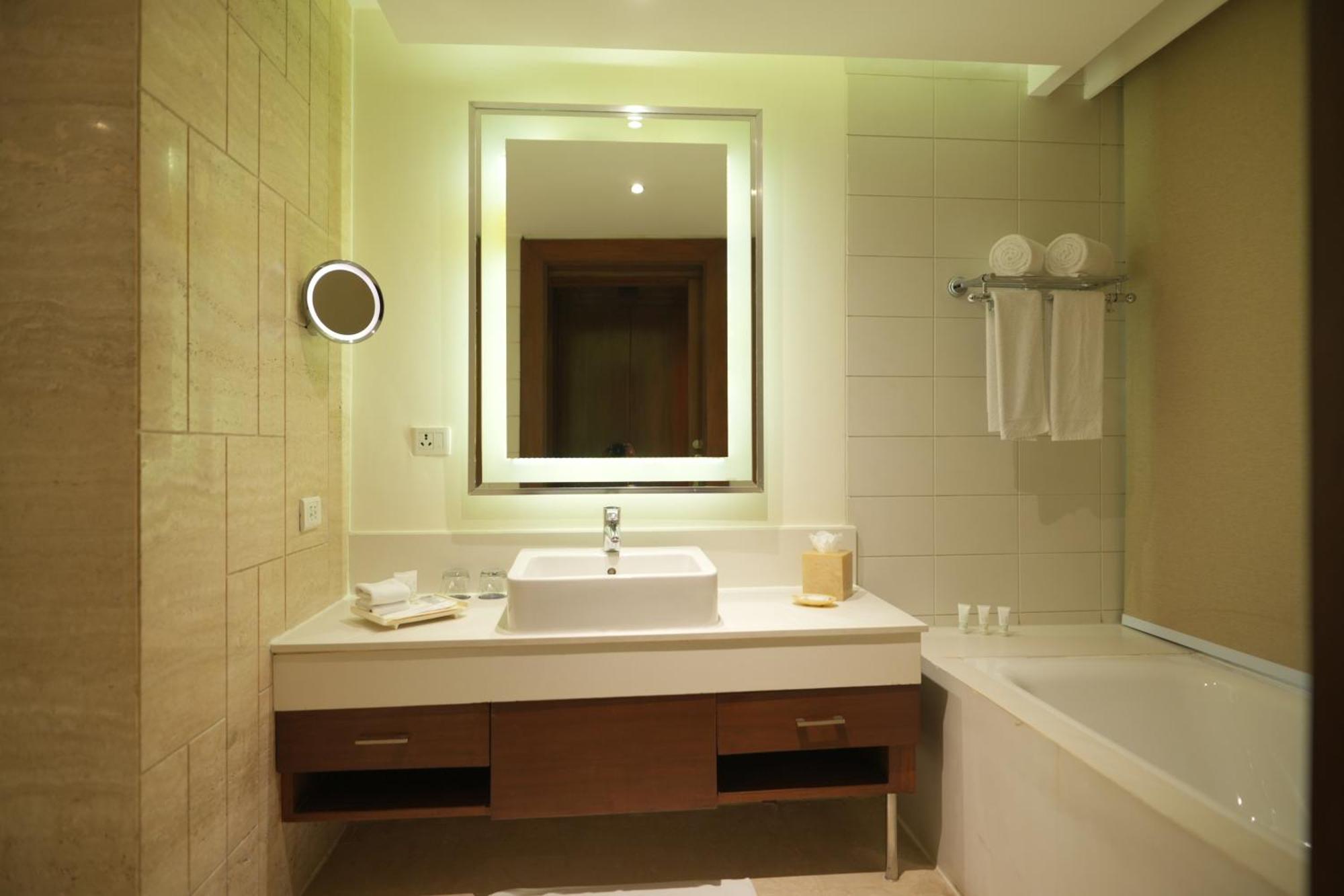 Doubletree By Hilton Gurgaon New Delhi Ncr Hotel Bagian luar foto